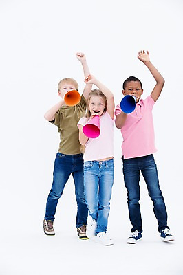 포토 JPG 스튜디오촬영 전신 서양인 여자 남자 어린이라이프 어린이 흑인 실내 서기 웃음 들기 소녀 소년 앞모습 세명 친구 글로벌 확성기 외침 기쁨 어린이만 국내포토 외국인 라이프스타일 감정 뷰포인트 관계 모션 표정 사람 내부 소리 파일형식