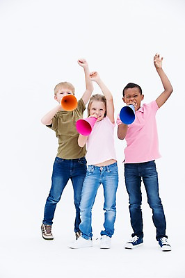 포토 JPG 스튜디오촬영 전신 서양인 여자 남자 어린이라이프 어린이 흑인 실내 서기 들기 소녀 소년 앞모습 세명 친구 글로벌 확성기 외침 기쁨 어린이만 국내포토 외국인 라이프스타일 감정 뷰포인트 관계 모션 사람 내부 소리 파일형식