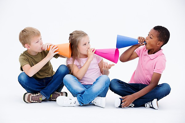 포토 JPG 스튜디오촬영 전신 서양인 여자 남자 어린이라이프 어린이 흑인 실내 들기 앉기 소녀 소년 앞모습 세명 친구 글로벌 확성기 외침 어린이만 국내포토 외국인 라이프스타일 뷰포인트 관계 모션 사람 내부 소리 파일형식