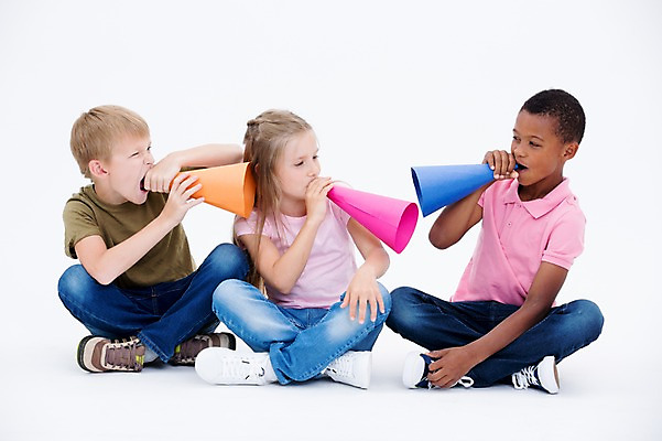 포토 JPG 스튜디오촬영 전신 서양인 여자 남자 어린이라이프 어린이 흑인 실내 들기 앉기 소녀 소년 앞모습 세명 친구 글로벌 확성기 외침 어린이만 국내포토 외국인 라이프스타일 뷰포인트 관계 모션 사람 내부 소리 파일형식