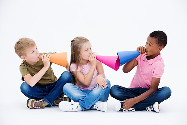 포토 JPG 스튜디오촬영 전신 서양인 여자 남자 어린이라이프 어린이 흑인 실내 들기 앉기 소녀 소년 앞모습 세명 친구 글로벌 확성기 외침 어린이만 국내포토 외국인 라이프스타일 뷰포인트 관계 모션 사람 내부 소리 파일형식