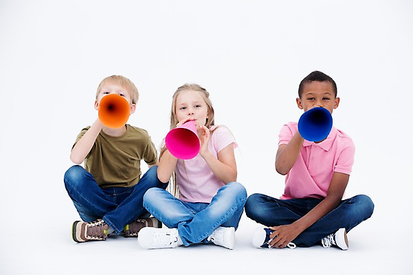 포토 JPG 스튜디오촬영 전신 서양인 여자 남자 어린이라이프 어린이 흑인 실내 들기 앉기 소녀 소년 앞모습 세명 친구 글로벌 확성기 외침 어린이만 국내포토 외국인 라이프스타일 뷰포인트 관계 모션 사람 내부 소리 파일형식