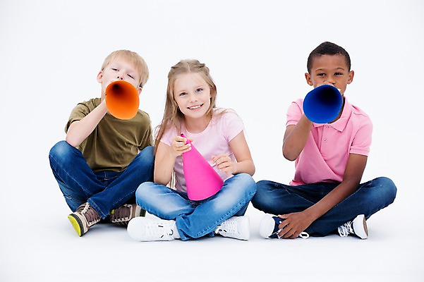 포토 JPG 스튜디오촬영 전신 서양인 여자 남자 어린이라이프 어린이 흑인 실내 웃음 들기 앉기 소녀 소년 앞모습 세명 친구 글로벌 확성기 외침 어린이만 국내포토 외국인 라이프스타일 뷰포인트 관계 모션 표정 사람 내부 소리 파일형식