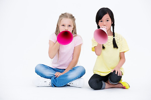 포토 JPG 스튜디오촬영 전신 서양인 여자 어린이라이프 어린이 실내 들기 앉기 동양인 소녀 두명 앞모습 친구 글로벌 확성기 외침 소녀만 국내포토 외국인 라이프스타일 뷰포인트 관계 모션 사람 인종 내부 소리 여자만 어린이만 파일형식