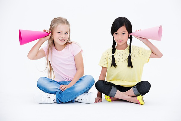 포토 JPG 스튜디오촬영 전신 서양인 여자 어린이라이프 어린이 실내 웃음 들기 앉기 동양인 소녀 두명 앞모습 친구 글로벌 확성기 듣기 소녀만 국내포토 외국인 라이프스타일 뷰포인트 관계 모션 표정 사람 인종 내부 여자만 어린이만 파일형식