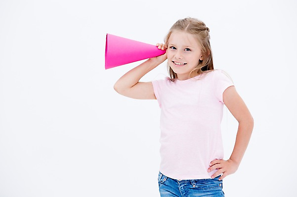 포토 JPG 스튜디오촬영 서양인 여자 어린이라이프 어린이 허리손 실내 한명 웃음 들기 소녀 상반신 앞모습 확성기 듣기 소녀한명만 국내포토 외국인 1 라이프스타일 뷰포인트 포즈 모션 표정 사람 내부 여자한명만 소녀만 파일형식