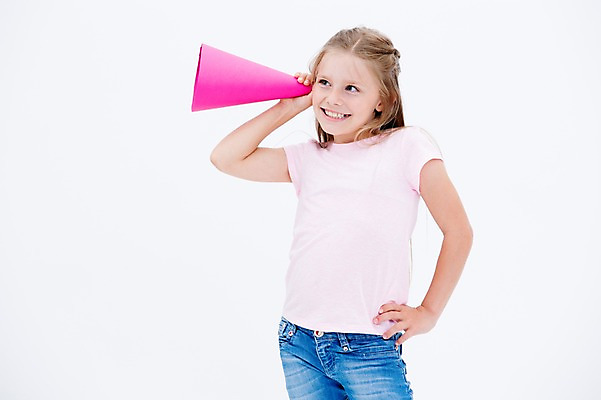 포토 JPG 스튜디오촬영 서양인 여자 어린이라이프 어린이 허리손 실내 한명 웃음 들기 소녀 상반신 앞모습 확성기 듣기 소녀한명만 국내포토 외국인 1 라이프스타일 뷰포인트 포즈 모션 표정 사람 내부 여자한명만 소녀만 파일형식