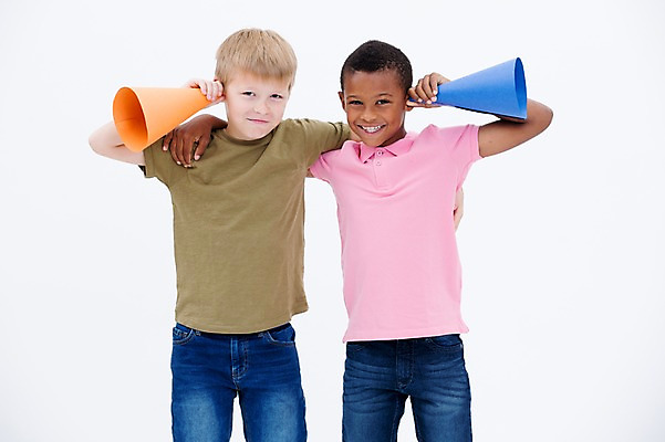 포토 JPG 스튜디오촬영 서양인 남자 어린이라이프 어린이 흑인 어깨동무 실내 서기 웃음 들기 소년 상반신 두명 앞모습 친구 글로벌 확성기 듣기 소년만 국내포토 외국인 라이프스타일 뷰포인트 포즈 관계 모션 표정 사람 내부 남자만 어린이만 파일형식