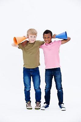 포토 JPG 스튜디오촬영 전신 서양인 남자 어린이라이프 어린이 흑인 어깨동무 실내 서기 웃음 들기 소년 두명 앞모습 친구 글로벌 확성기 듣기 소년만 국내포토 외국인 라이프스타일 뷰포인트 포즈 관계 모션 표정 사람 내부 남자만 어린이만 파일형식