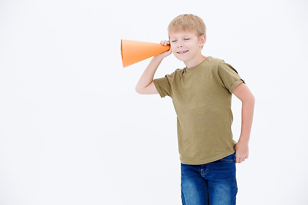 포토 JPG 스튜디오촬영 서양인 남자 어린이라이프 어린이 실내 한명 웃음 들기 소년 상반신 앞모습 눈감음 확성기 듣기 소년한명만 국내포토 외국인 1 라이프스타일 뷰포인트 모션 표정 사람 내부 남자한명만 소년만 파일형식