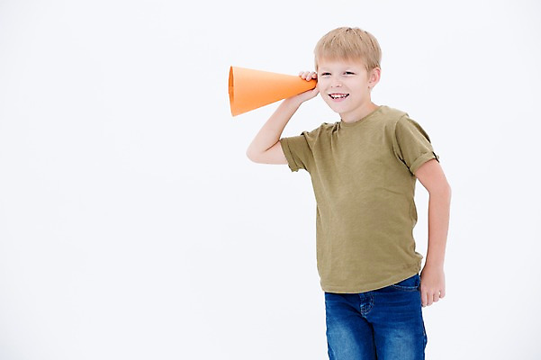 포토 JPG 스튜디오촬영 서양인 남자 어린이라이프 어린이 실내 한명 웃음 들기 소년 상반신 앞모습 확성기 듣기 소년한명만 국내포토 외국인 1 라이프스타일 뷰포인트 모션 표정 사람 내부 남자한명만 소년만 파일형식