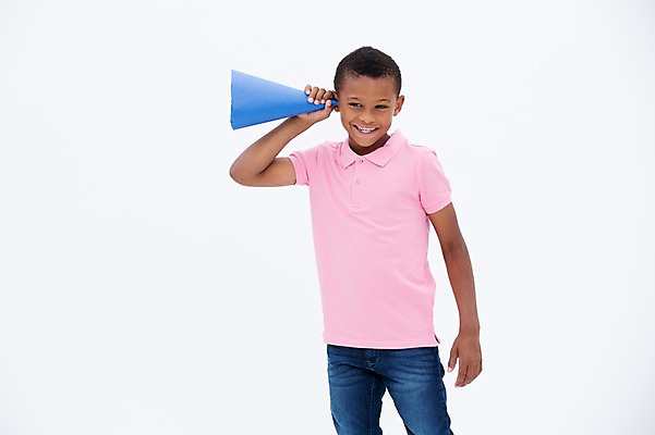 포토 JPG 스튜디오촬영 서양인 남자 어린이라이프 어린이 흑인 실내 한명 웃음 들기 소년 상반신 앞모습 확성기 듣기 소년한명만 국내포토 외국인 1 라이프스타일 뷰포인트 모션 표정 사람 내부 남자한명만 소년만 파일형식