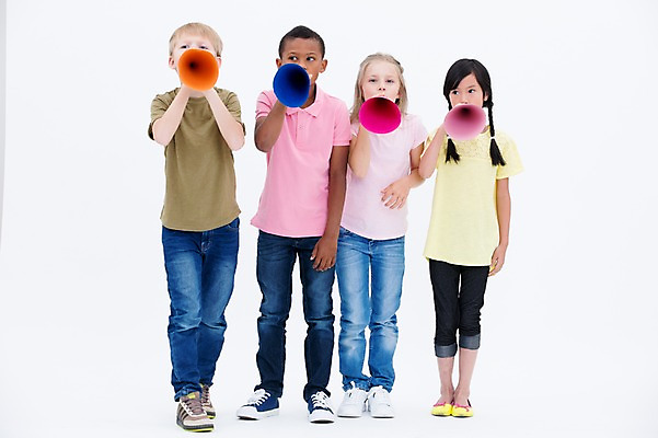 포토 JPG 스튜디오촬영 전신 서양인 여자 남자 어린이라이프 어린이 흑인 실내 서기 들기 동양인 소녀 소년 여러명 앞모습 친구 글로벌 확성기 외침 어린이만 국내포토 외국인 라이프스타일 뷰포인트 다수 관계 모션 사람 인종 내부 소리 파일형식