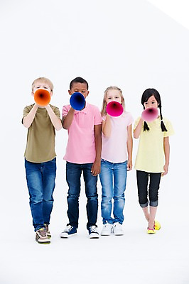 포토 JPG 스튜디오촬영 전신 서양인 여자 남자 어린이라이프 어린이 흑인 실내 서기 들기 동양인 소녀 소년 여러명 앞모습 친구 글로벌 확성기 외침 어린이만 국내포토 외국인 라이프스타일 뷰포인트 다수 관계 모션 사람 인종 내부 소리 파일형식