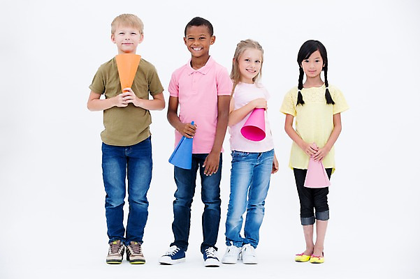 포토 JPG 스튜디오촬영 전신 서양인 여자 남자 어린이라이프 어린이 흑인 실내 서기 웃음 들기 동양인 소녀 소년 여러명 앞모습 친구 글로벌 확성기 어린이만 국내포토 외국인 라이프스타일 뷰포인트 다수 관계 모션 표정 사람 인종 내부 파일형식