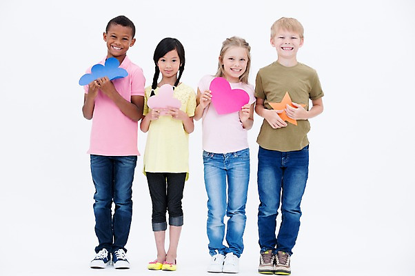 포토 JPG 스튜디오촬영 전신 서양인 여자 남자 어린이라이프 별 어린이 흑인 실내 서기 웃음 들기 동양인 소녀 소년 여러명 앞모습 친구 글로벌 하트 클로버 구름모양 클로버문양 어린이만 국내포토 자연요소 모양 외국인 문양 라이프스타일 뷰포인트 다수 관계 모션 표정 사람 인종 내부 파일형식 구름_자연