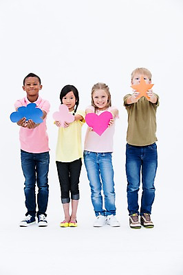 포토 JPG 스튜디오촬영 전신 서양인 여자 남자 어린이라이프 별 어린이 흑인 실내 서기 웃음 들기 동양인 소녀 소년 여러명 앞모습 친구 글로벌 하트 클로버 구름모양 클로버문양 어린이만 국내포토 자연요소 모양 외국인 문양 라이프스타일 뷰포인트 다수 관계 모션 표정 사람 인종 내부 파일형식 구름_자연