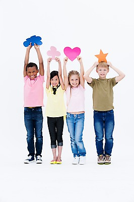 포토 JPG 스튜디오촬영 전신 서양인 여자 남자 어린이라이프 별 어린이 흑인 실내 서기 웃음 들기 동양인 소녀 소년 여러명 앞모습 친구 글로벌 하트 클로버 머리위 구름모양 클로버문양 어린이만 국내포토 자연요소 모양 외국인 문양 라이프스타일 뷰포인트 다수 관계 모션 표정 사람 인종 내부 파일형식 구름_자연