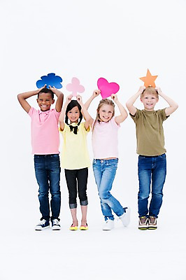 포토 JPG 스튜디오촬영 전신 서양인 여자 남자 어린이라이프 별 어린이 흑인 실내 서기 웃음 들기 동양인 소녀 소년 여러명 앞모습 친구 글로벌 하트 클로버 머리위 구름모양 클로버문양 어린이만 국내포토 자연요소 모양 외국인 문양 라이프스타일 뷰포인트 다수 관계 모션 표정 사람 인종 내부 파일형식 구름_자연