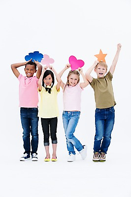포토 JPG 스튜디오촬영 전신 서양인 여자 남자 어린이라이프 별 어린이 흑인 실내 서기 웃음 들기 동양인 소녀 소년 여러명 앞모습 친구 글로벌 하트 클로버 머리위 구름모양 클로버문양 어린이만 국내포토 자연요소 모양 외국인 문양 라이프스타일 뷰포인트 다수 관계 모션 표정 사람 인종 내부 파일형식 구름_자연