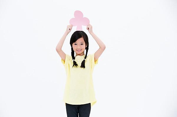 포토 JPG 스튜디오촬영 외국인 여자 어린이라이프 어린이 실내 한명 웃음 들기 동양인 소녀 상반신 앞모습 클로버 머리위 클로버문양 소녀한명만 국내포토 1 문양 라이프스타일 뷰포인트 모션 표정 사람 인종 내부 여자한명만 소녀만 파일형식