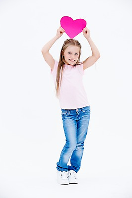 포토 JPG 스튜디오촬영 전신 서양인 여자 어린이라이프 어린이 실내 한명 서기 웃음 들기 소녀 앞모습 하트 머리위 소녀한명만 국내포토 모양 외국인 1 라이프스타일 뷰포인트 모션 표정 사람 내부 여자한명만 소녀만 파일형식