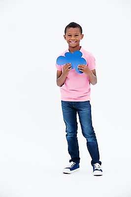 포토 JPG 스튜디오촬영 전신 서양인 남자 어린이라이프 어린이 흑인 실내 한명 서기 웃음 들기 소년 앞모습 구름모양 소년한명만 국내포토 모양 외국인 1 라이프스타일 뷰포인트 모션 표정 사람 내부 남자한명만 소년만 파일형식 구름_자연