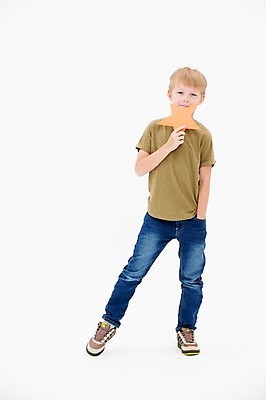 포토 JPG 스튜디오촬영 전신 서양인 남자 어린이라이프 별 어린이 실내 한명 서기 들기 소년 앞모습 소년한명만 국내포토 자연요소 외국인 1 라이프스타일 뷰포인트 모션 사람 내부 남자한명만 소년만 파일형식