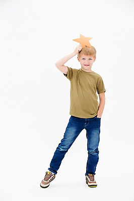 포토 JPG 스튜디오촬영 전신 서양인 남자 어린이라이프 별 어린이 실내 한명 서기 웃음 들기 소년 앞모습 머리위 소년한명만 국내포토 자연요소 외국인 1 라이프스타일 뷰포인트 모션 표정 사람 내부 남자한명만 소년만 파일형식
