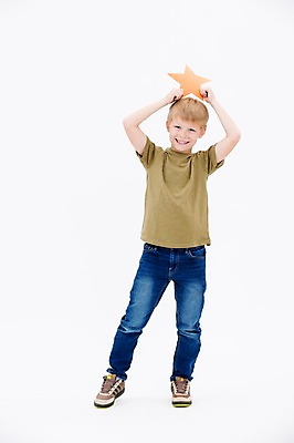 포토 JPG 스튜디오촬영 전신 서양인 남자 어린이라이프 별 어린이 실내 한명 서기 웃음 들기 소년 앞모습 머리위 소년한명만 국내포토 자연요소 외국인 1 라이프스타일 뷰포인트 모션 표정 사람 내부 남자한명만 소년만 파일형식