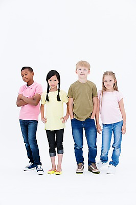 포토 JPG 스튜디오촬영 전신 서양인 여자 남자 어린이라이프 어린이 흑인 실내 서기 동양인 여러명 앞모습 친구 글로벌 팔짱 국내포토 외국인 라이프스타일 뷰포인트 다수 관계 모션 사람 인종 내부 파일형식