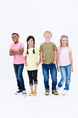 포토 JPG 스튜디오촬영 전신 서양인 여자 남자 어린이라이프 어린이 흑인 실내 서기 웃음 동양인 여러명 앞모습 친구 글로벌 팔짱 국내포토 외국인 라이프스타일 뷰포인트 다수 관계 모션 표정 사람 인종 내부 파일형식