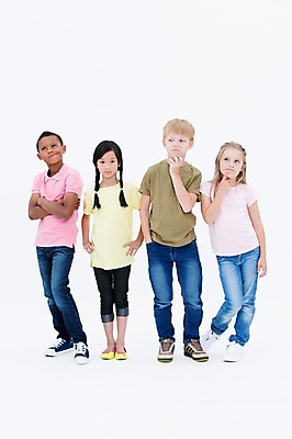 포토 JPG 스튜디오촬영 전신 서양인 여자 남자 어린이라이프 어린이 흑인 생각 실내 서기 동양인 여러명 앞모습 친구 글로벌 팔짱 국내포토 외국인 라이프스타일 뷰포인트 다수 관계 모션 사람 인종 내부 파일형식