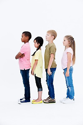 포토 JPG 스튜디오촬영 전신 서양인 여자 남자 어린이라이프 어린이 흑인 실내 서기 동양인 여러명 옆모습 친구 글로벌 팔짱 국내포토 외국인 라이프스타일 뷰포인트 다수 관계 모션 사람 인종 내부 파일형식