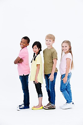 포토 JPG 스튜디오촬영 전신 서양인 여자 남자 어린이라이프 어린이 흑인 실내 서기 웃음 동양인 여러명 옆모습 친구 글로벌 국내포토 외국인 라이프스타일 뷰포인트 다수 관계 모션 표정 사람 인종 내부 파일형식