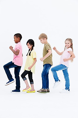 포토 JPG 스튜디오촬영 전신 서양인 여자 남자 어린이라이프 어린이 흑인 실내 서기 웃음 동양인 여러명 옆모습 친구 글로벌 걷기 국내포토 외국인 라이프스타일 뷰포인트 다수 관계 모션 표정 사람 인종 내부 파일형식