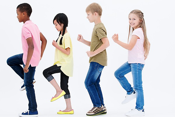 포토 JPG 스튜디오촬영 전신 서양인 여자 남자 어린이라이프 어린이 흑인 실내 서기 웃음 동양인 여러명 옆모습 친구 글로벌 걷기 국내포토 외국인 라이프스타일 뷰포인트 다수 관계 모션 표정 사람 인종 내부 파일형식