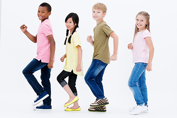 포토 JPG 스튜디오촬영 전신 서양인 여자 남자 어린이라이프 어린이 흑인 실내 서기 웃음 동양인 여러명 옆모습 친구 글로벌 걷기 국내포토 외국인 라이프스타일 뷰포인트 다수 관계 모션 표정 사람 인종 내부 파일형식