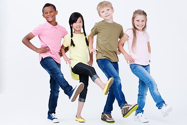 포토 JPG 스튜디오촬영 전신 서양인 여자 남자 어린이라이프 어린이 허리손 흑인 모션 실내 서기 웃음 동양인 여러명 앞모습 친구 글로벌 국내포토 외국인 라이프스타일 뷰포인트 포즈 다수 관계 표정 사람 인종 내부 파일형식