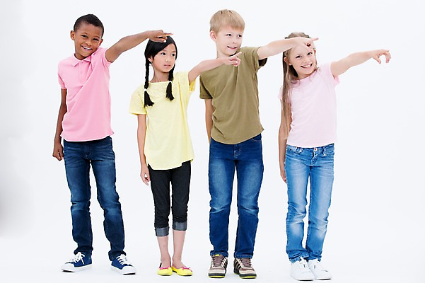 포토 JPG 스튜디오촬영 전신 서양인 여자 남자 어린이라이프 어린이 흑인 실내 서기 웃음 동양인 여러명 앞모습 친구 글로벌 가리킴 국내포토 외국인 라이프스타일 뷰포인트 다수 관계 모션 표정 사람 인종 손짓 내부 파일형식