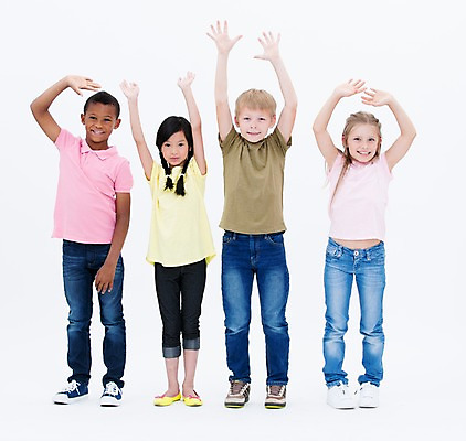 포토 JPG 스튜디오촬영 전신 서양인 여자 남자 어린이라이프 어린이 흑인 실내 서기 웃음 동양인 여러명 앞모습 친구 글로벌 손인사 국내포토 외국인 라이프스타일 뷰포인트 다수 관계 모션 표정 사람 인종 내부 인사 파일형식