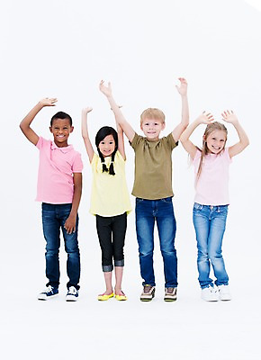 포토 JPG 스튜디오촬영 전신 서양인 여자 남자 어린이라이프 어린이 흑인 실내 서기 웃음 동양인 여러명 앞모습 친구 글로벌 손인사 국내포토 외국인 라이프스타일 뷰포인트 다수 관계 모션 표정 사람 인종 내부 인사 파일형식