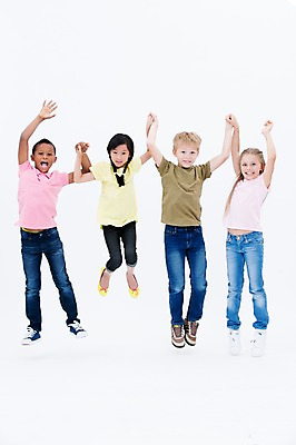 포토 JPG 스튜디오촬영 전신 서양인 여자 남자 어린이라이프 어린이 흑인 실내 서기 웃음 동양인 여러명 앞모습 친구 글로벌 손잡기 점프 국내포토 외국인 라이프스타일 뷰포인트 다수 관계 모션 표정 사람 인종 내부 파일형식