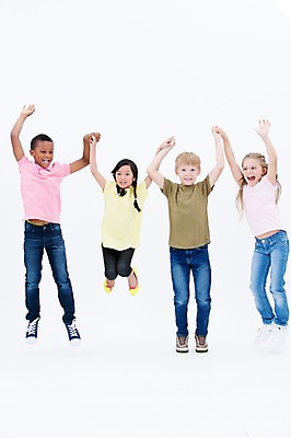 포토 JPG 스튜디오촬영 전신 서양인 여자 남자 어린이라이프 어린이 흑인 실내 서기 웃음 동양인 여러명 앞모습 친구 글로벌 손잡기 점프 국내포토 외국인 라이프스타일 뷰포인트 다수 관계 모션 표정 사람 인종 내부 파일형식