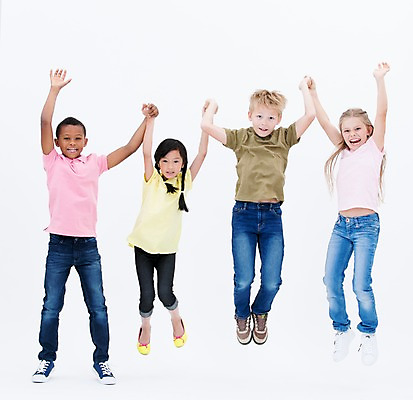 포토 JPG 스튜디오촬영 전신 서양인 여자 남자 어린이라이프 어린이 흑인 실내 서기 웃음 동양인 여러명 앞모습 친구 글로벌 손잡기 점프 국내포토 외국인 라이프스타일 뷰포인트 다수 관계 모션 표정 사람 인종 내부 파일형식