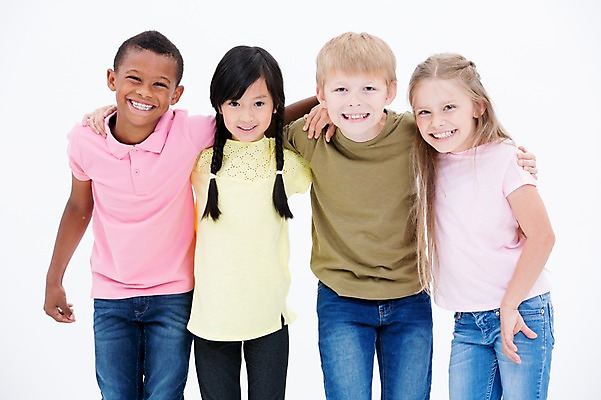 포토 JPG 스튜디오촬영 서양인 여자 남자 어린이라이프 어린이 흑인 어깨동무 실내 서기 웃음 동양인 여러명 앞모습 친구 글로벌 국내포토 외국인 라이프스타일 뷰포인트 포즈 다수 관계 모션 표정 사람 인종 내부 파일형식