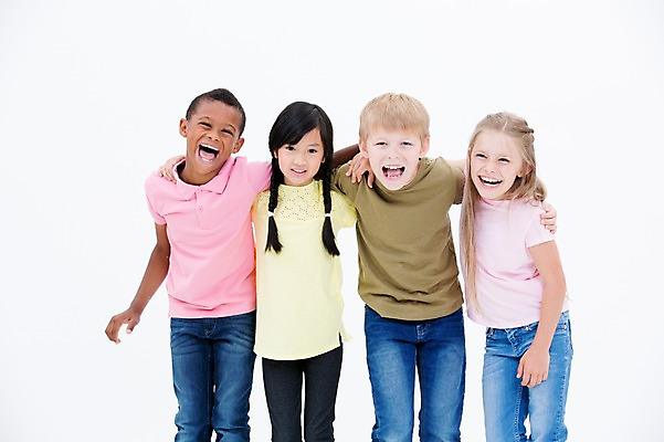 포토 JPG 스튜디오촬영 서양인 여자 남자 어린이라이프 어린이 흑인 어깨동무 실내 서기 웃음 동양인 여러명 앞모습 친구 글로벌 국내포토 외국인 라이프스타일 뷰포인트 포즈 다수 관계 모션 표정 사람 인종 내부 파일형식