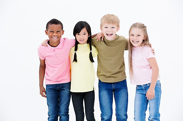 포토 JPG 스튜디오촬영 서양인 여자 남자 어린이라이프 어린이 흑인 어깨동무 실내 웃음 동양인 여러명 상반신 앞모습 친구 글로벌 국내포토 외국인 라이프스타일 뷰포인트 포즈 다수 관계 표정 사람 인종 내부 파일형식