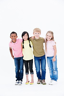 포토 JPG 스튜디오촬영 전신 서양인 여자 남자 어린이라이프 어린이 흑인 어깨동무 실내 서기 웃음 동양인 여러명 앞모습 친구 글로벌 국내포토 외국인 라이프스타일 뷰포인트 포즈 다수 관계 모션 표정 사람 인종 내부 파일형식