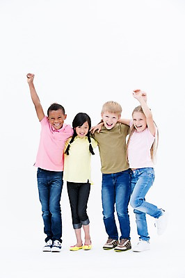 포토 JPG 스튜디오촬영 전신 서양인 여자 남자 어린이라이프 어린이 흑인 어깨동무 실내 서기 웃음 동양인 여러명 앞모습 친구 글로벌 국내포토 외국인 라이프스타일 뷰포인트 포즈 다수 관계 모션 표정 사람 인종 내부 파일형식